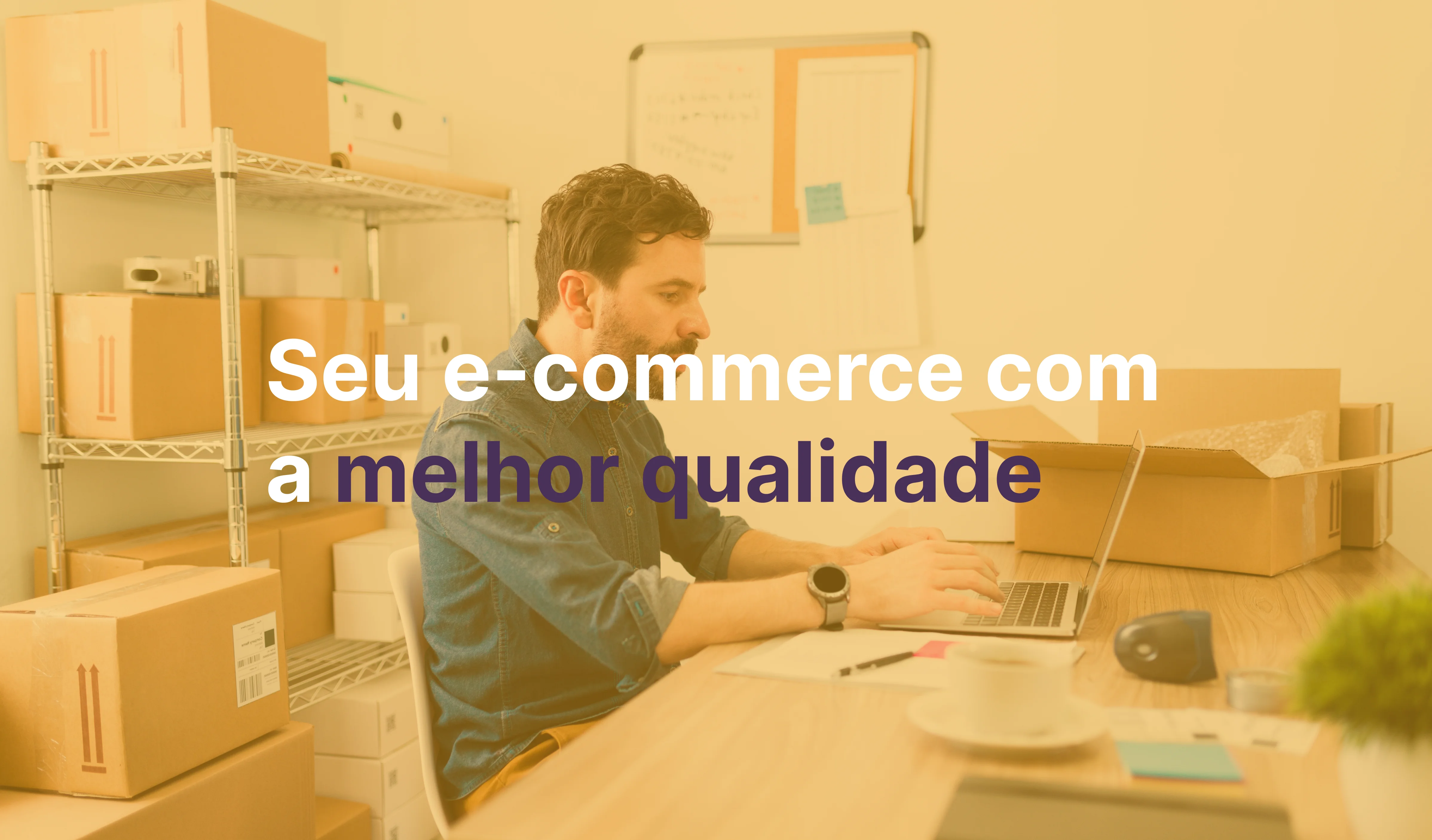 imagem_amarelada_de_homem_em_uma_loja_mexendo_em_seu_laptop_com_escrito_seu_e-commerce_com_a_melhor_qualidade