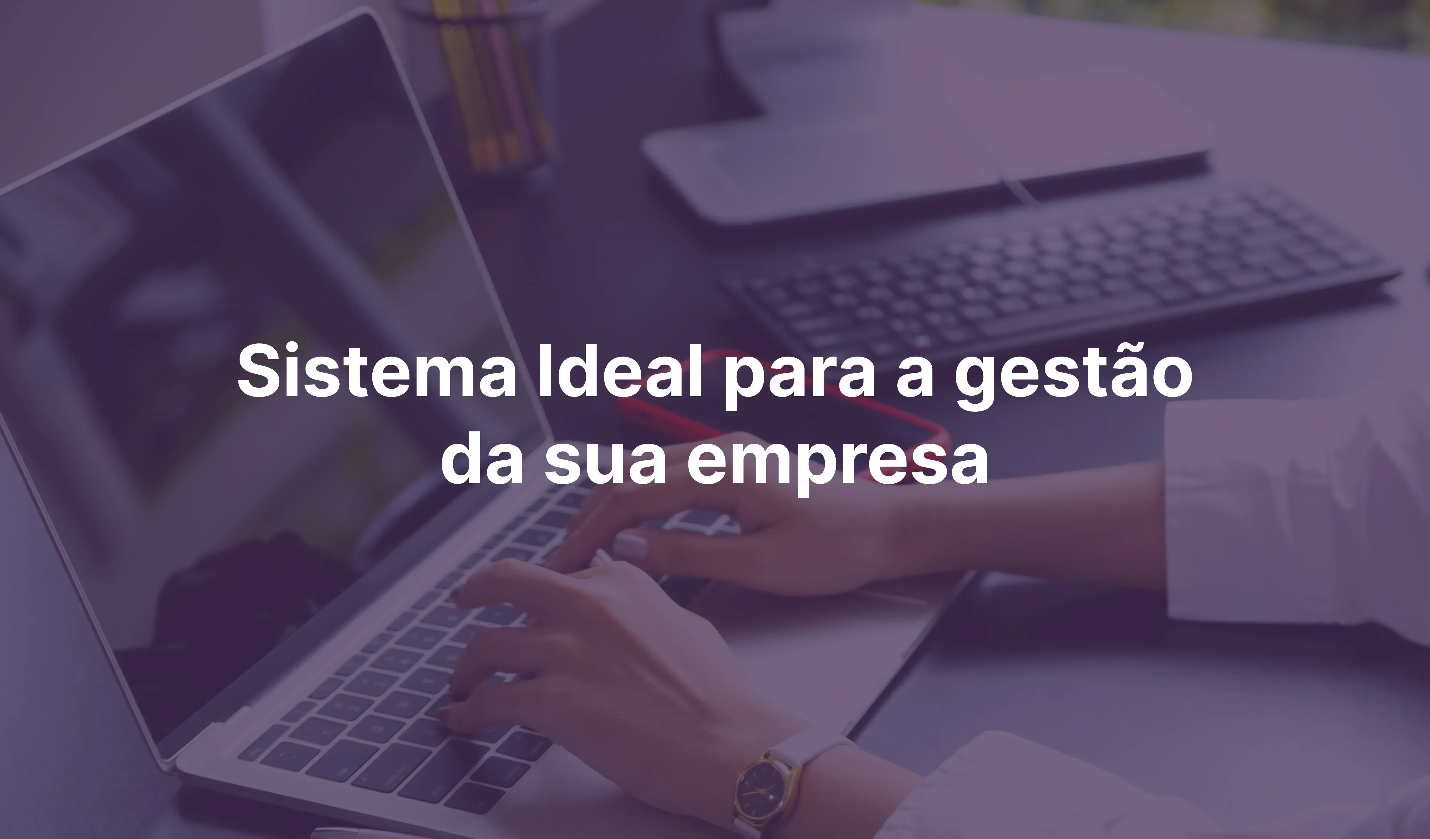 imagem_azulada_de_mulher_de_negócios_mexendo_em_um_laptop_com_escrito_sistema_ideal_para_a_gestão_da_sua_empresa