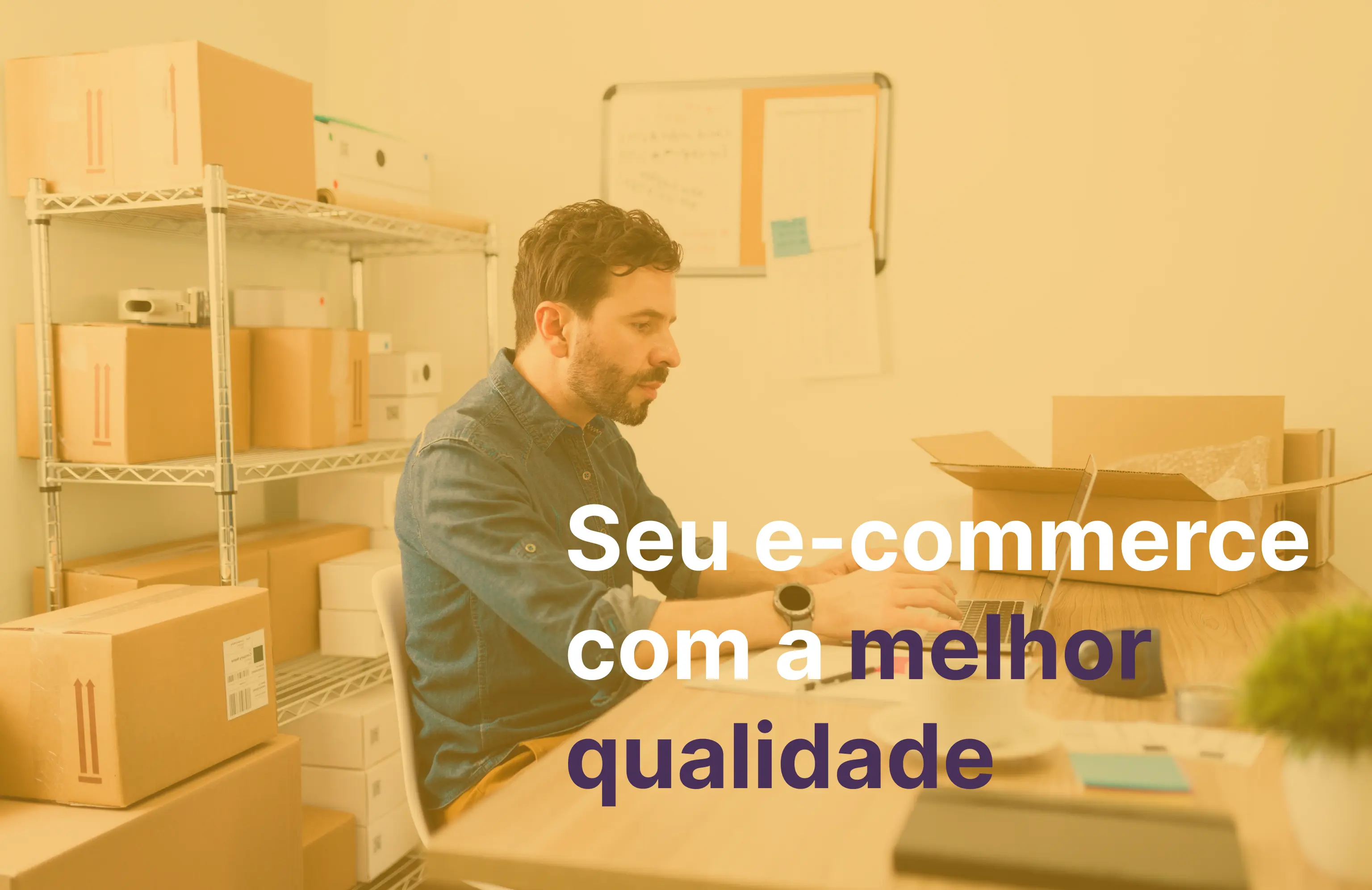 imagem_amarelada_de_homem_em_uma_loja_mexendo_em_seu_laptop_com_escrito_seu_e-commerce_com_a_melhor_qualidade