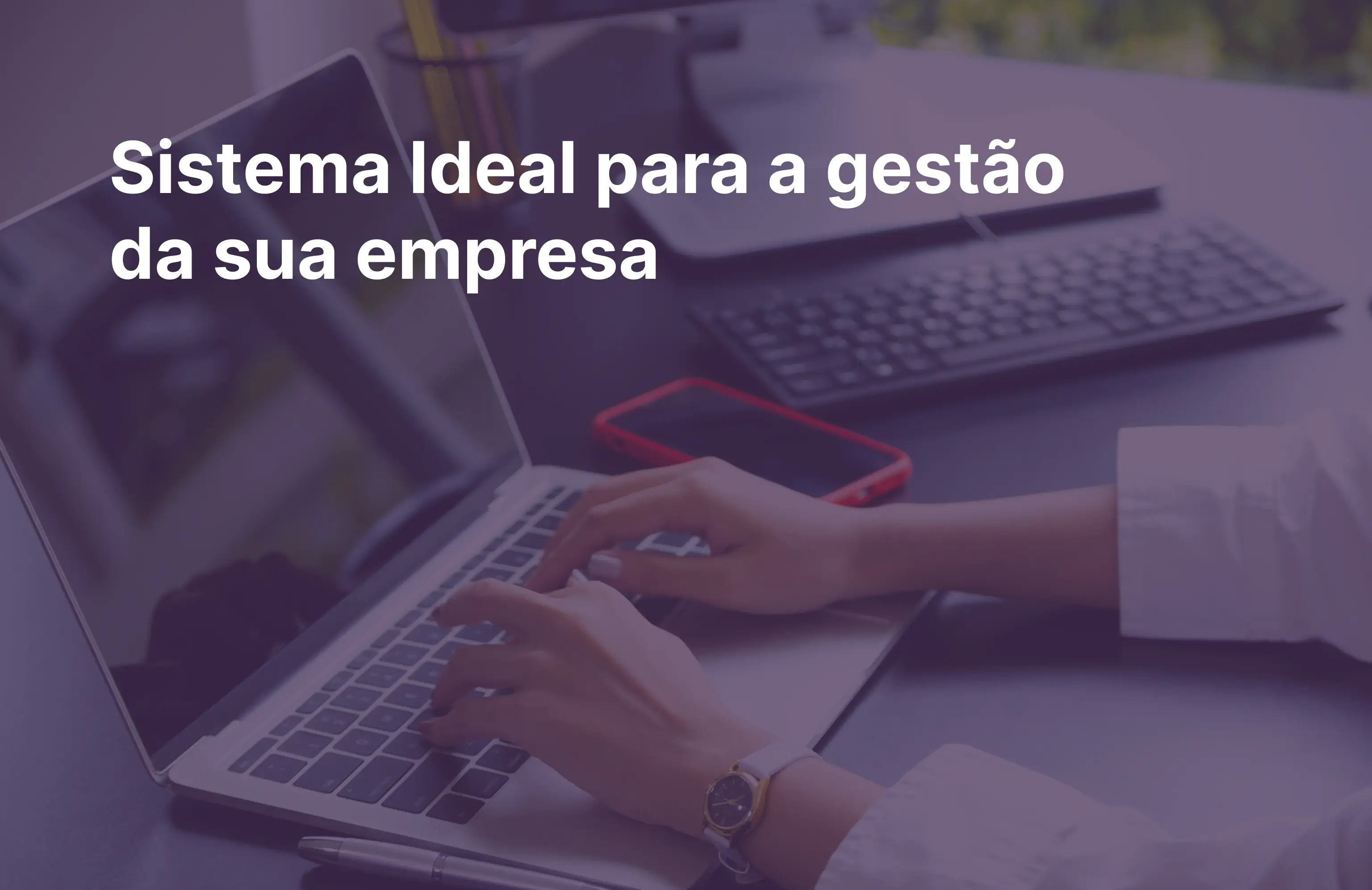 imagem_azulada_de_mulher_de_negócios_mexendo_em_um_laptop_com_escrito_sistema_ideal_para_a_gestão_da_sua_empresa