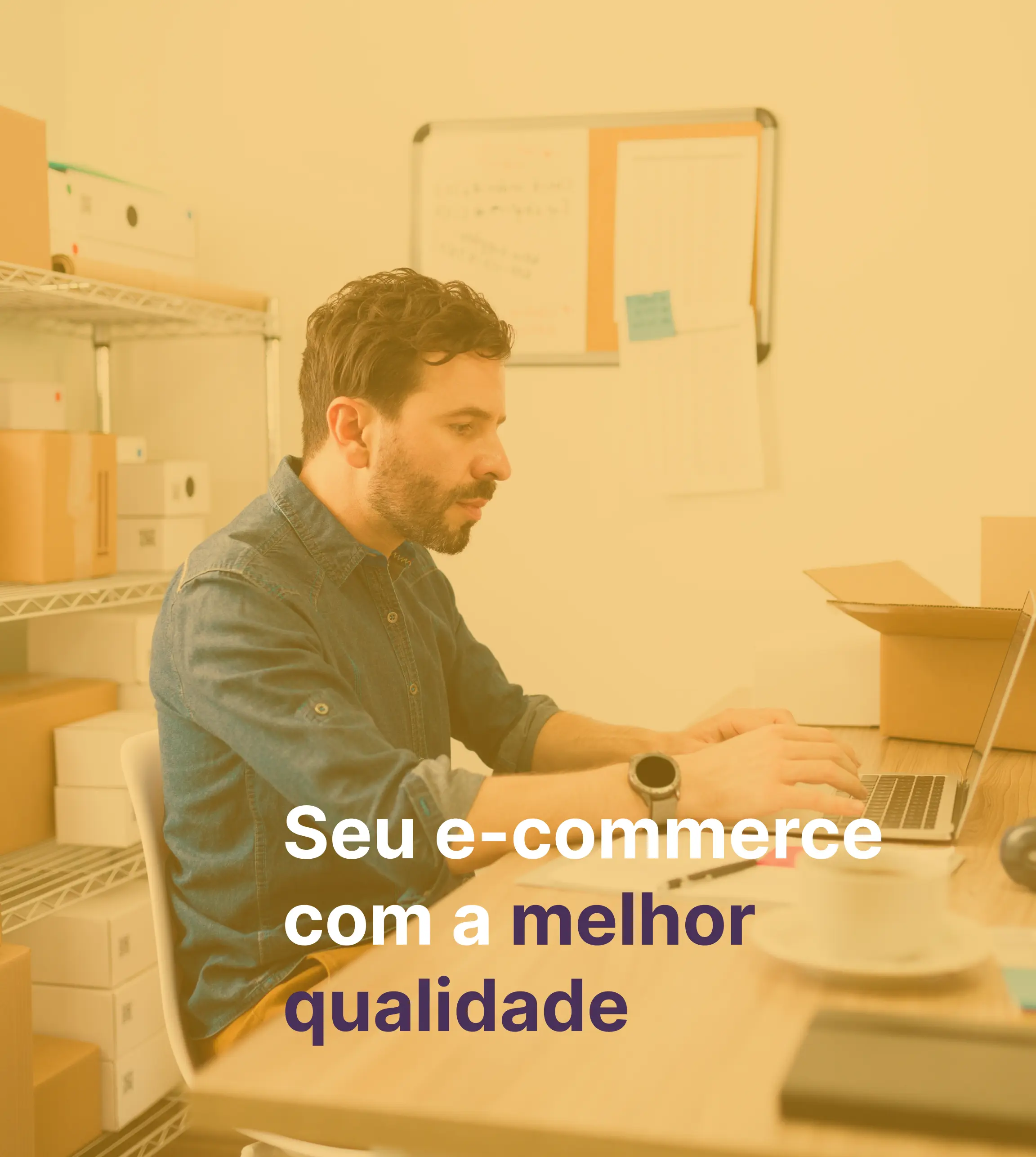 imagem_amarelada_de_homem_em_uma_loja_mexendo_em_seu_laptop_com_escrito_seu_e-commerce_com_a_melhor_qualidade