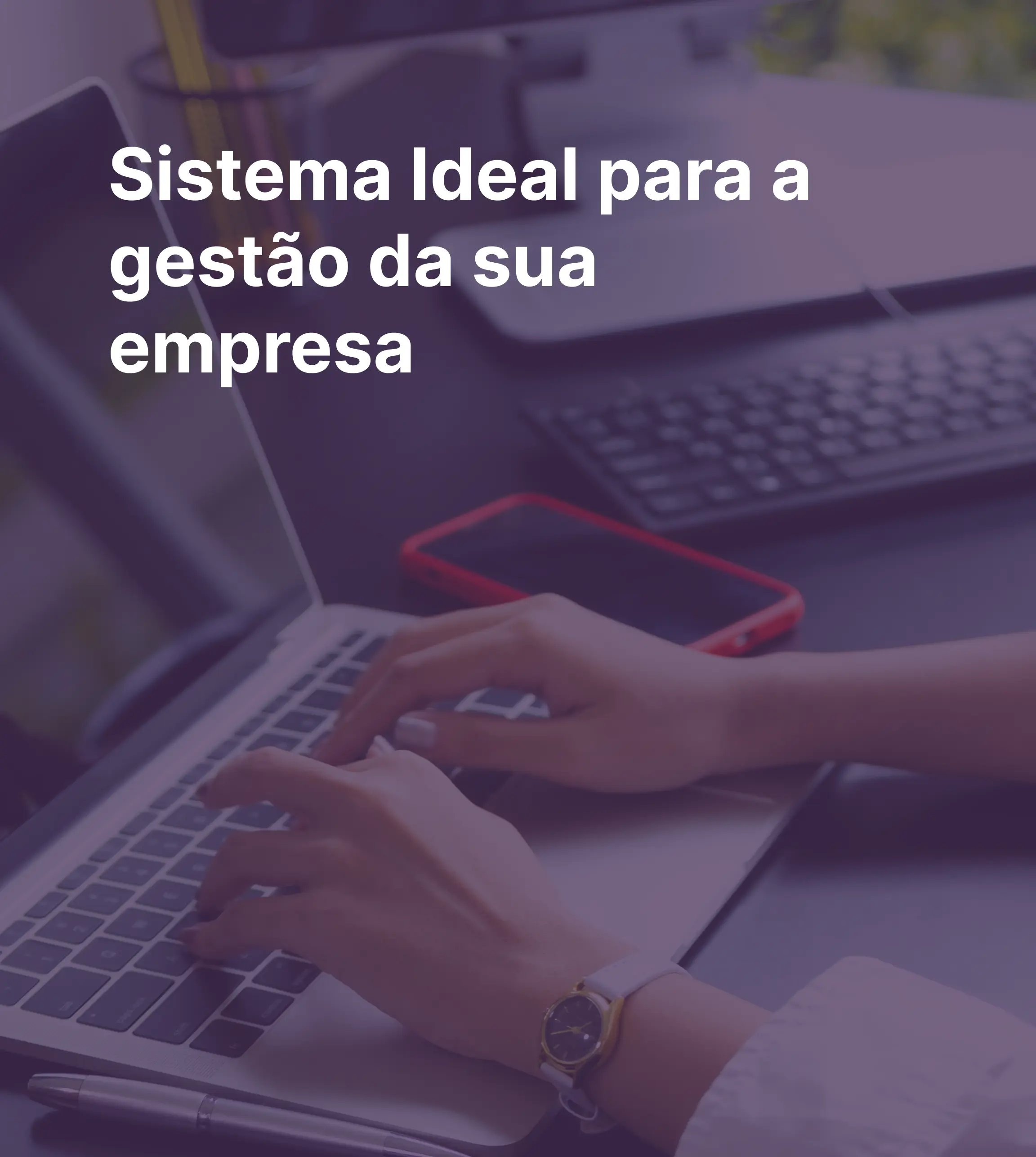 imagem_azulada_de_mulher_de_negócios_mexendo_em_um_laptop_com_escrito_sistema_ideal_para_a_gestão_da_sua_empresa