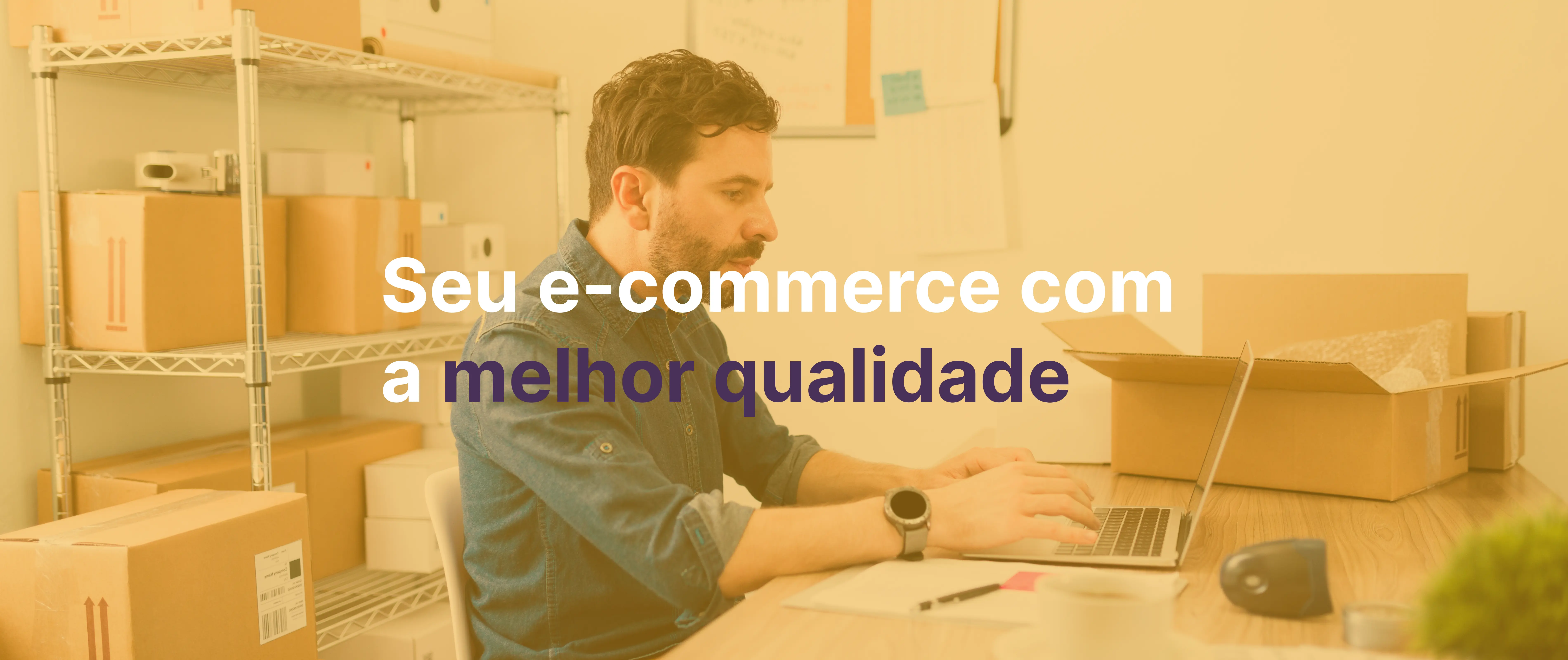 imagem_amarelada_de_homem_em_uma_loja_mexendo_em_seu_laptop_com_escrito_seu_e-commerce_com_a_melhor_qualidade