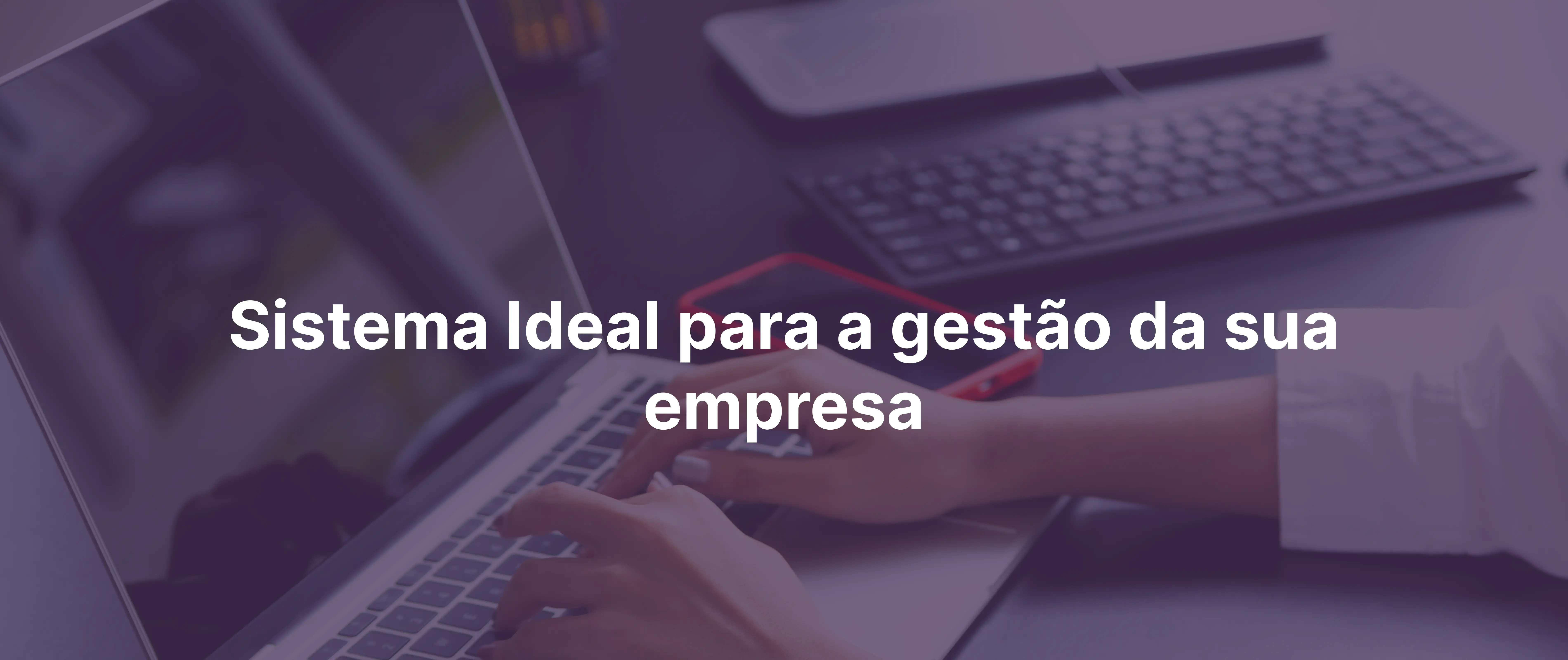 imagem_azulada_de_mulher_de_negócios_mexendo_em_um_laptop_com_escrito_sistema_ideal_para_a_gestão_da_sua_empresa